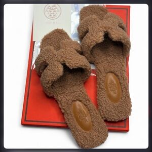 NWT 🤎 Gorgeous Hermès Light Brown Furry Slides